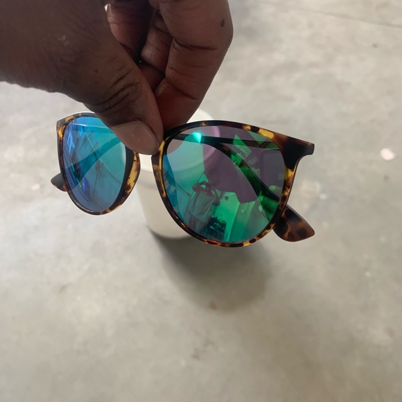 Women’s polarized shades - Picture 3 of 3